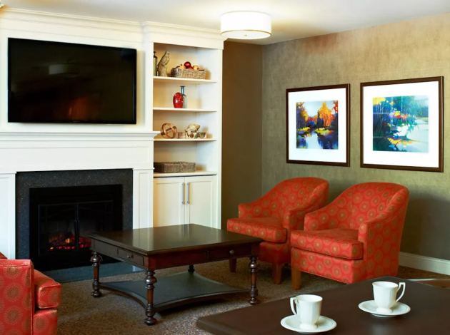 Maplecrest Village lounge
